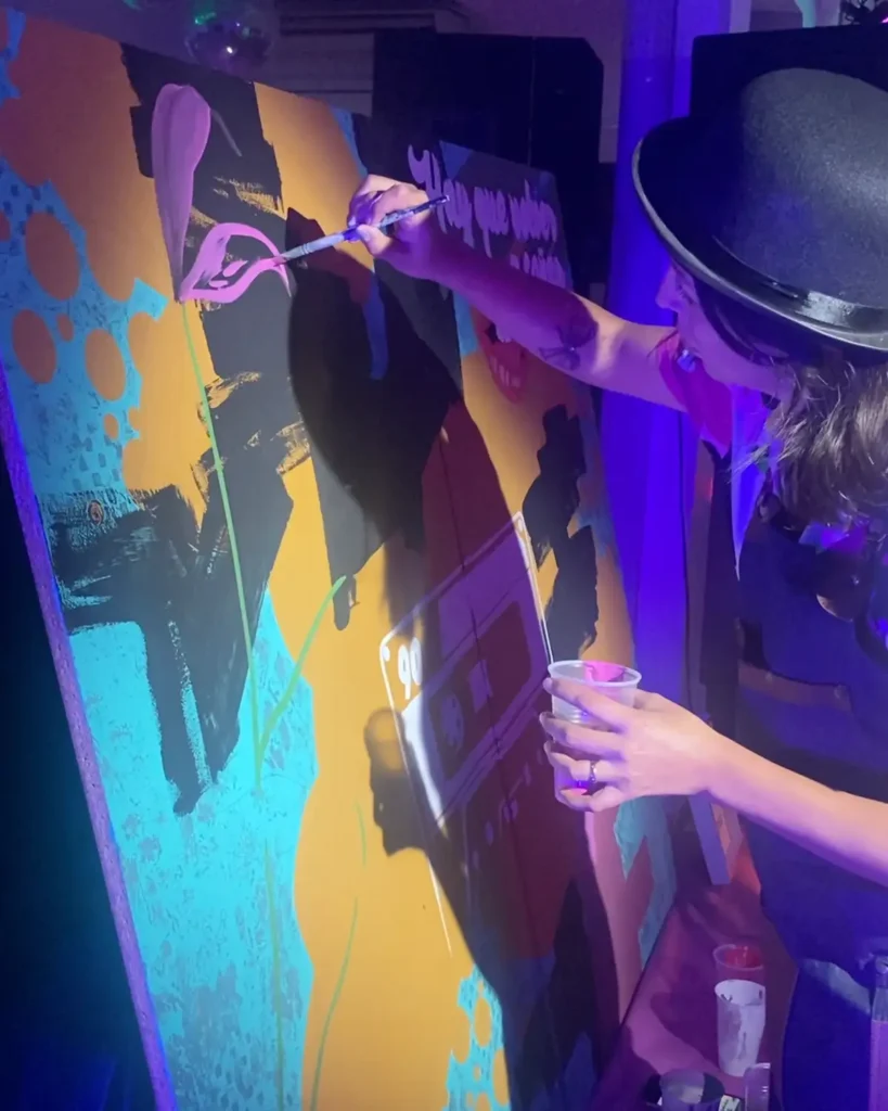 Mural collage retro con iconos de los 80 y 90. Pintura de Pumper Nic y cassette realizada por Bel Dávalos