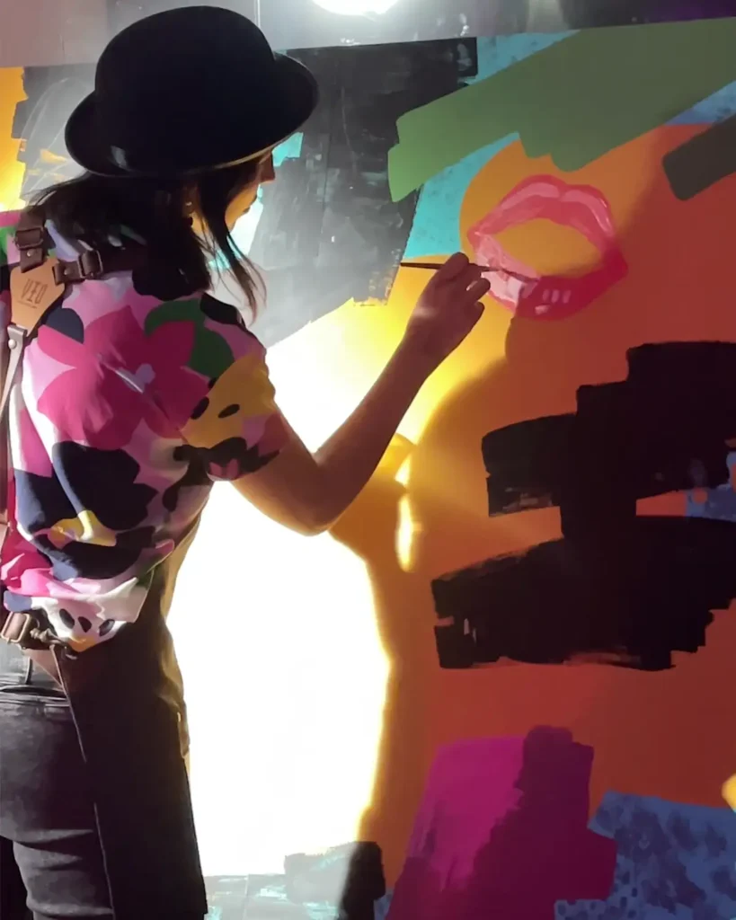 Mural collage retro con iconos de los 80 y 90. Pintura de Pumper Nic y cassette realizada por Bel Dávalos