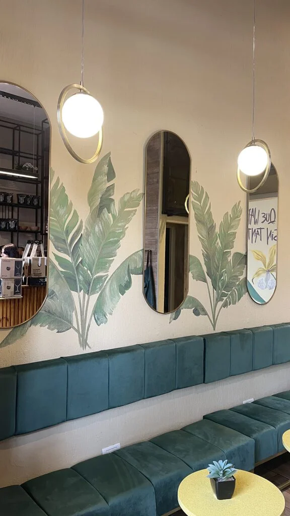 Mural de orquídea salvaje con frase inspiradora en Wapa Café Palermo. Arte de autor por Bel Dávalos