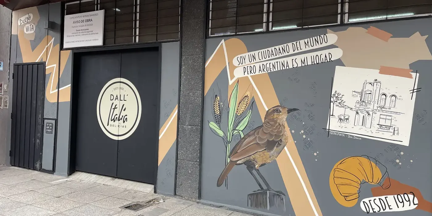 mural estilo collage en local comercial que genera espacio instagrameable