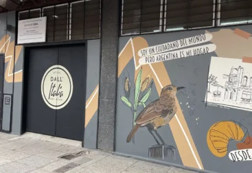 mural estilo collage en local comercial que genera espacio instagrameable