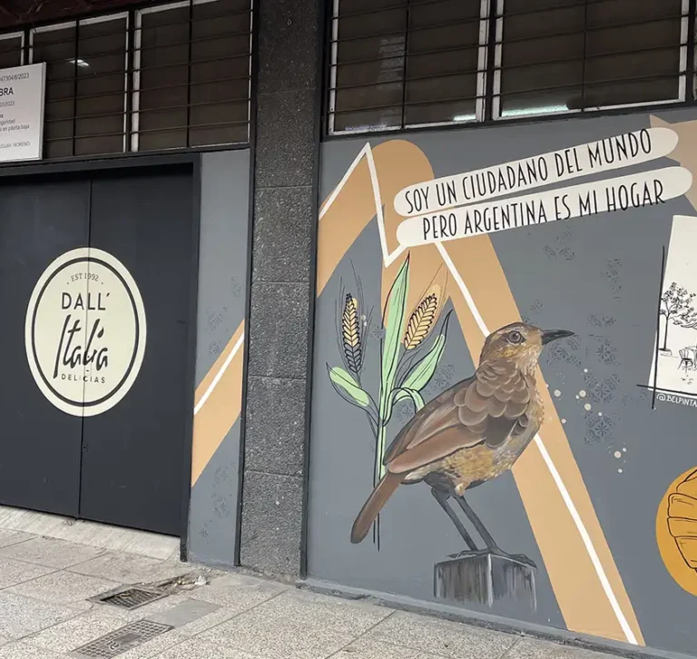 mural estilo collage en local comercial que genera espacio instagrameable
