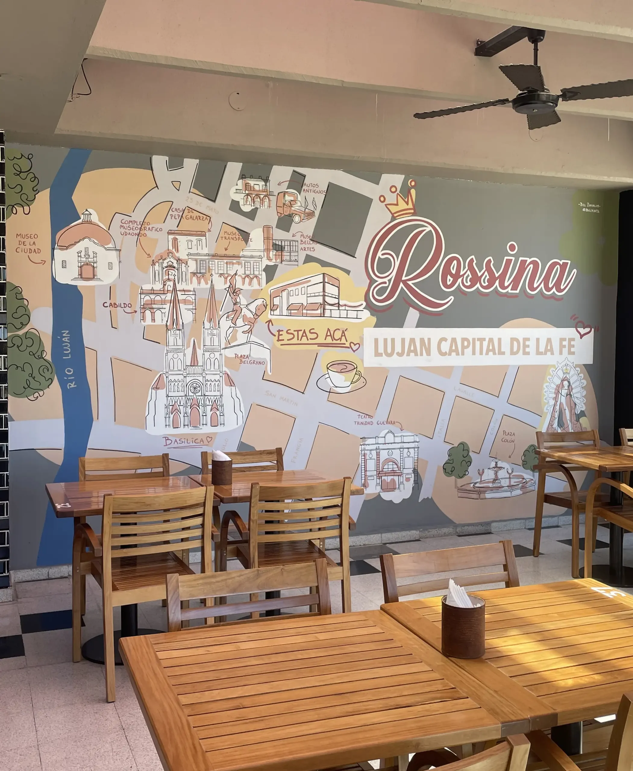 mural de mapa turístico en local comercial que invita a fotografiarse