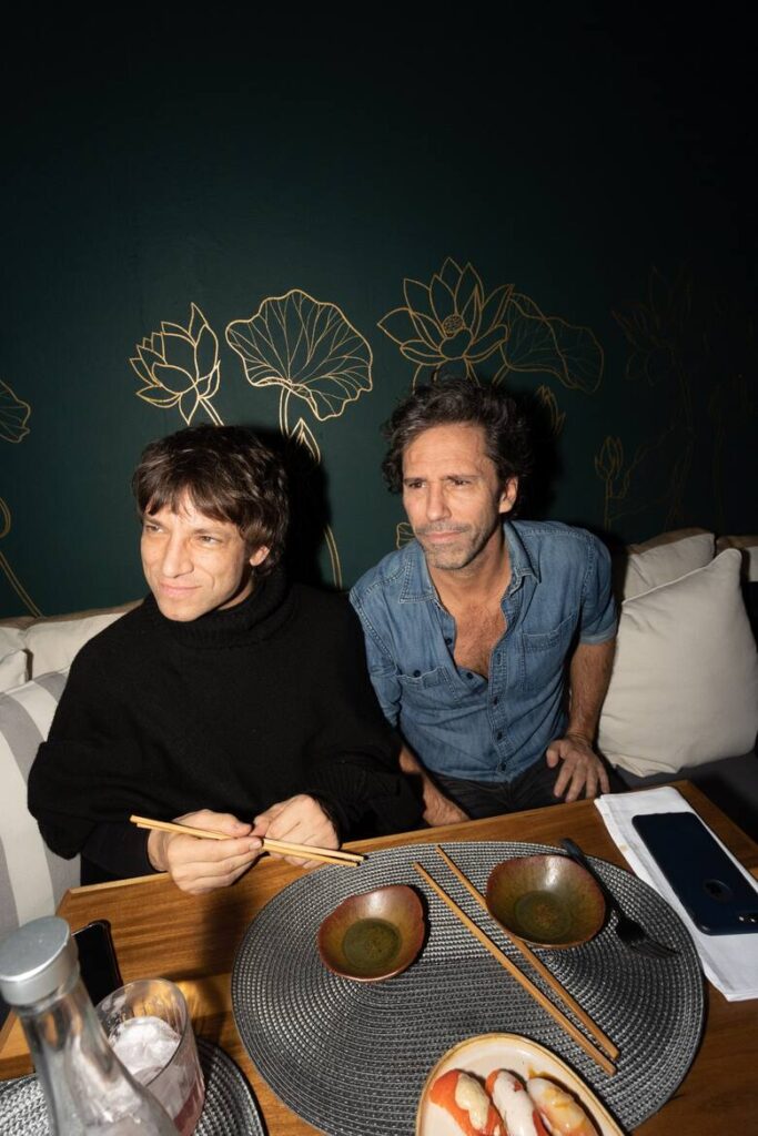 Mural de flores de loto y grullas en estilo line art dorado. Decoración artística para el patio del restaurante Pauka Nikkei en Palermo, por Bel Dávalos