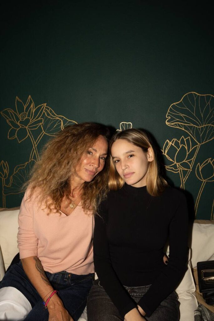 Mural de flores de loto y grullas en estilo line art dorado. Decoración artística para el patio del restaurante Pauka Nikkei en Palermo, por Bel Dávalos