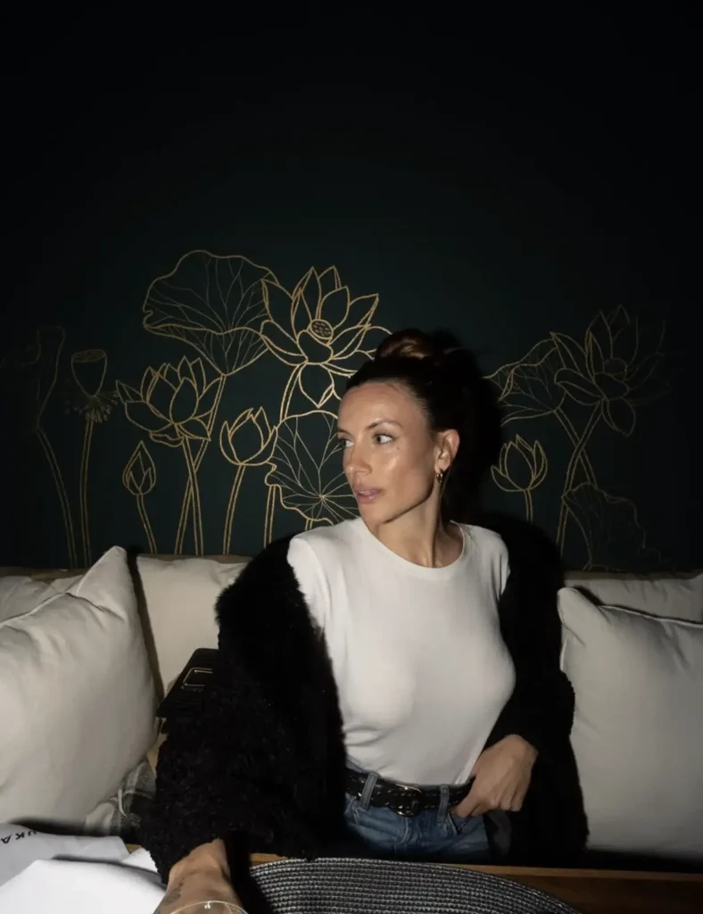 Mural de flores de loto y grullas en estilo line art dorado. Decoración artística para el patio del restaurante Pauka Nikkei en Palermo, por Bel Dávalos