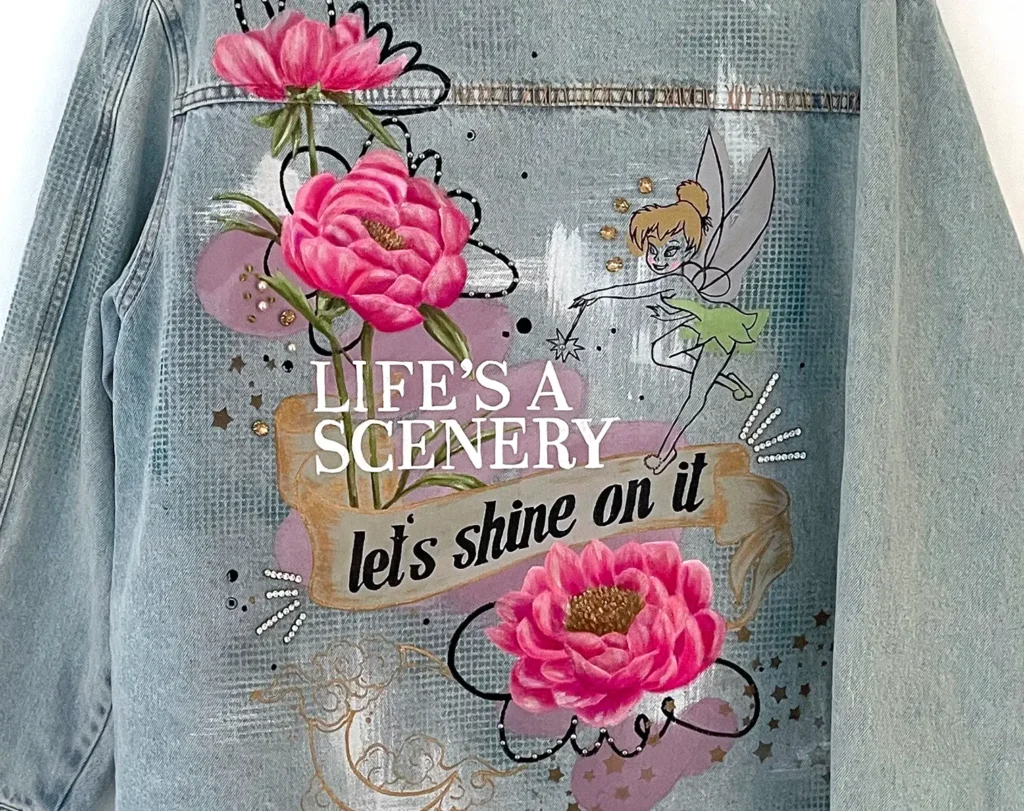 Campera de jean personalizada para bailarina con Campanita, peonías y detalles pintados a mano
