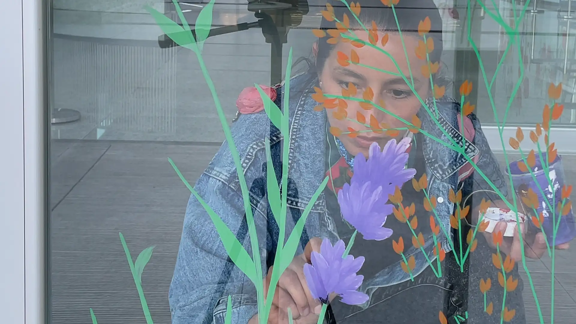 Detalle de pintura sobre vidrio en vidriera comercial