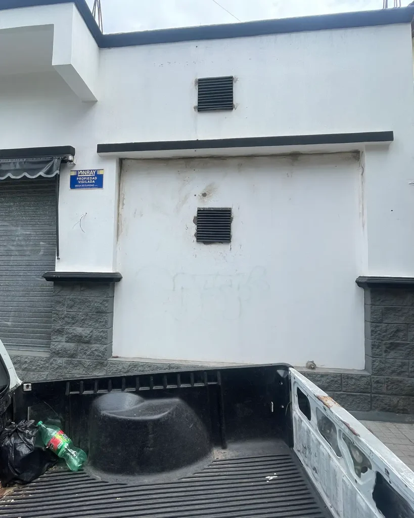 Fachada de local antes del mural en Moreno. Pared blanca vandalizada antes de la transformación artística