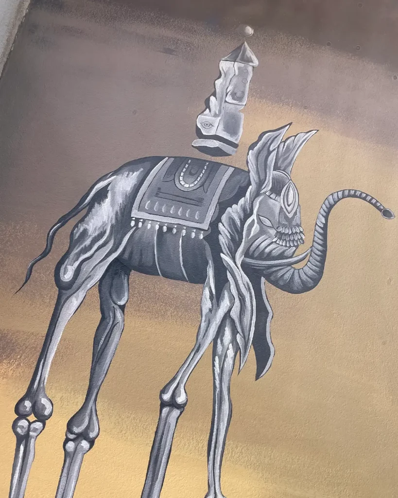 Detalle de elefante con patas largas pintado a mano. Reinterpretación artística de la obra de Dalí en tonos grises y ocres