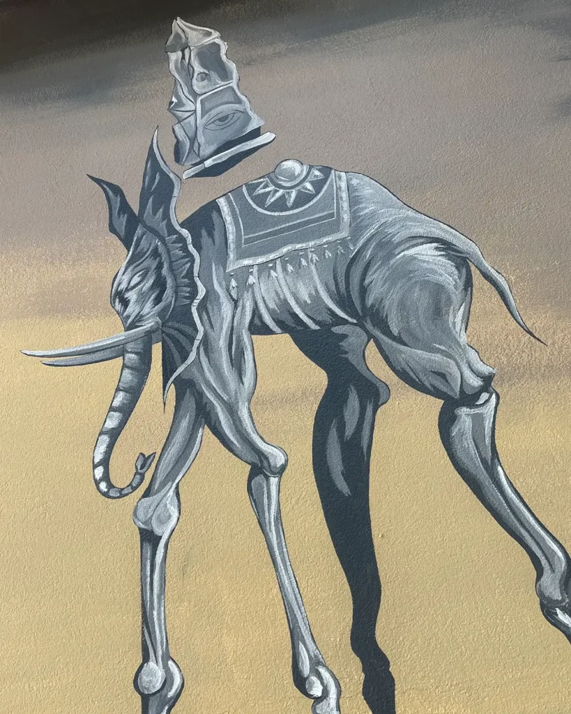 Primer plano de ilustración surrealista de elefante con obelisco. Muralismo de autor en fachada comercial