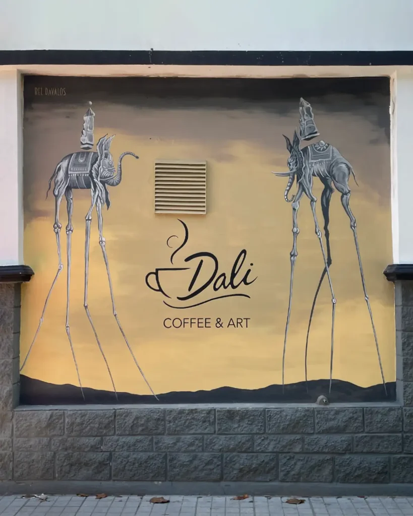 Mural exterior de los elefantes de Salvador Dalí en la cafetería Dali Coffee & Art en Moreno. Arte surrealista elegante