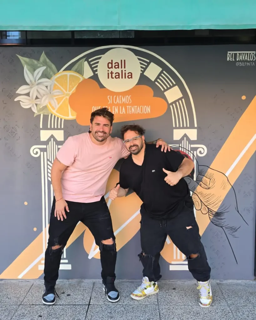 Mural artístico en local comercial que aporta identidad al espacio