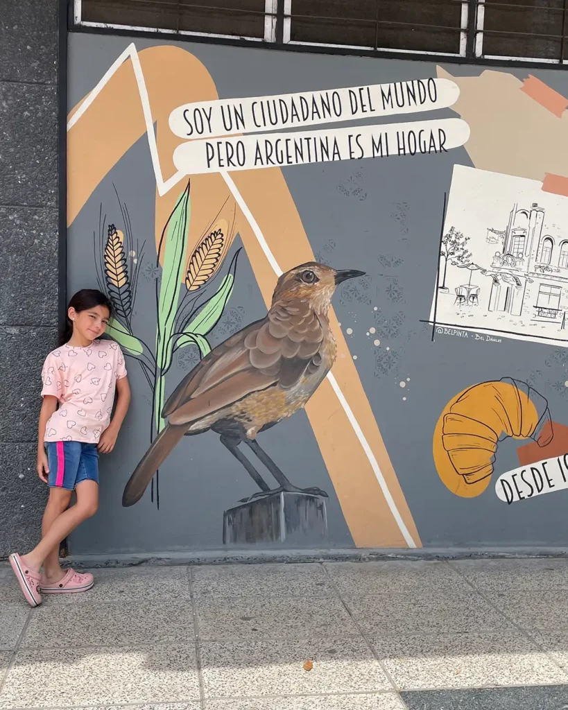 Detalle de pintura artística profesional en comercio. Mural personalizado con iconografía de panadería y pastelería diseñado por Bel Dávalos