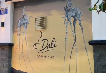 Mural exterior de los elefantes de Salvador Dalí en la cafetería Dali Coffee & Art en Moreno. Arte surrealista elegante