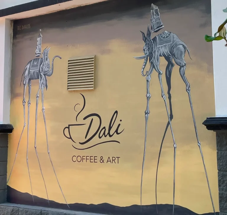 Mural exterior de los elefantes de Salvador Dalí en la cafetería Dali Coffee & Art en Moreno. Arte surrealista elegante