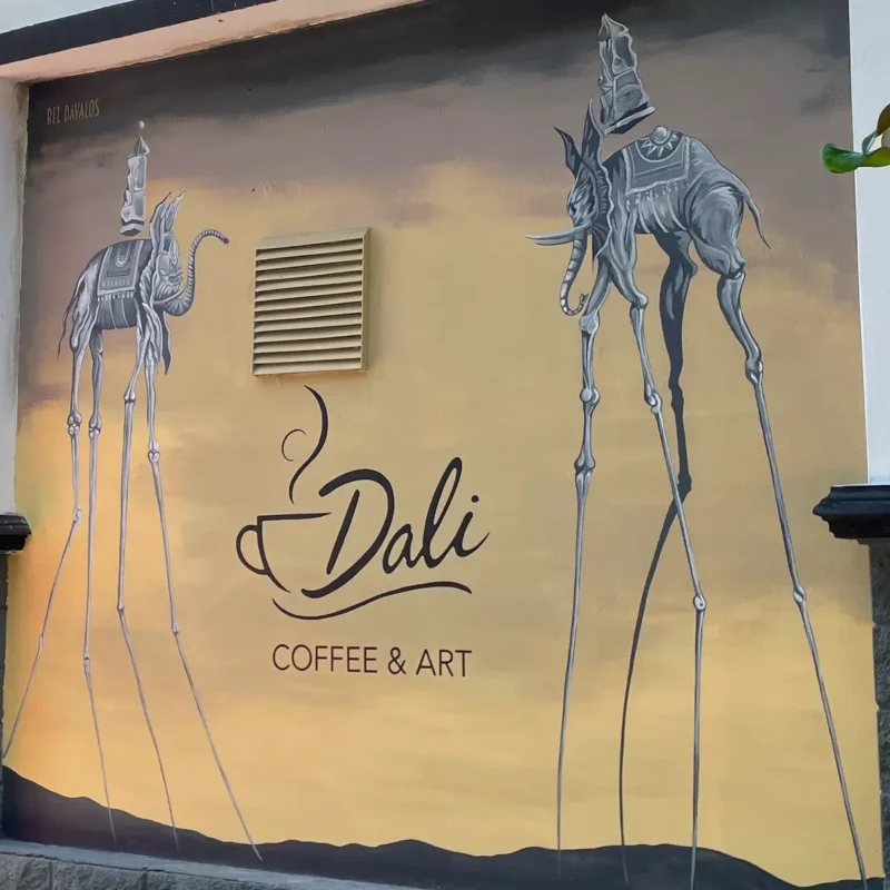 Mural exterior de los elefantes de Salvador Dalí en la cafetería Dali Coffee & Art en Moreno. Arte surrealista elegante