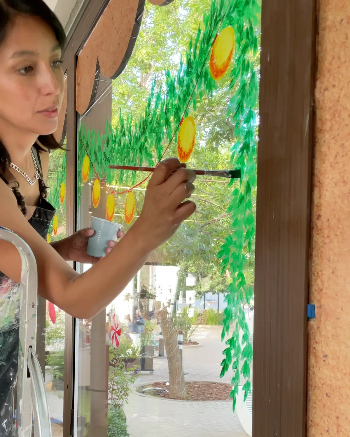 vidriera artística o mural visible desde la calle para local comercial