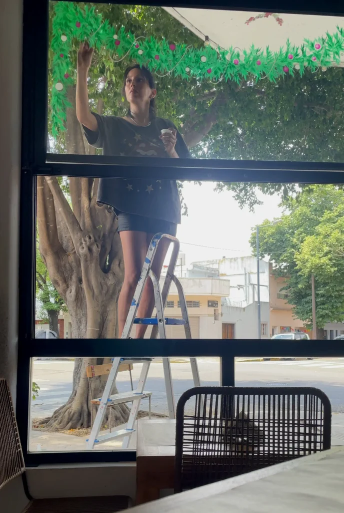 Pintura de mural en proceso con trabajo en altura en exterior