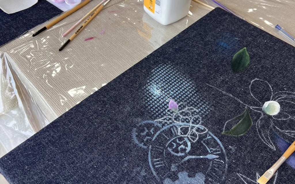 detalle de pintura sobre tela de jean con textura visible