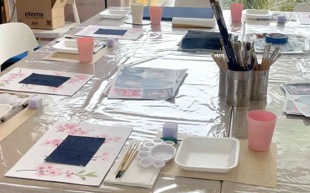 pinceles para pintura sobre tela y materiales listos para workshop