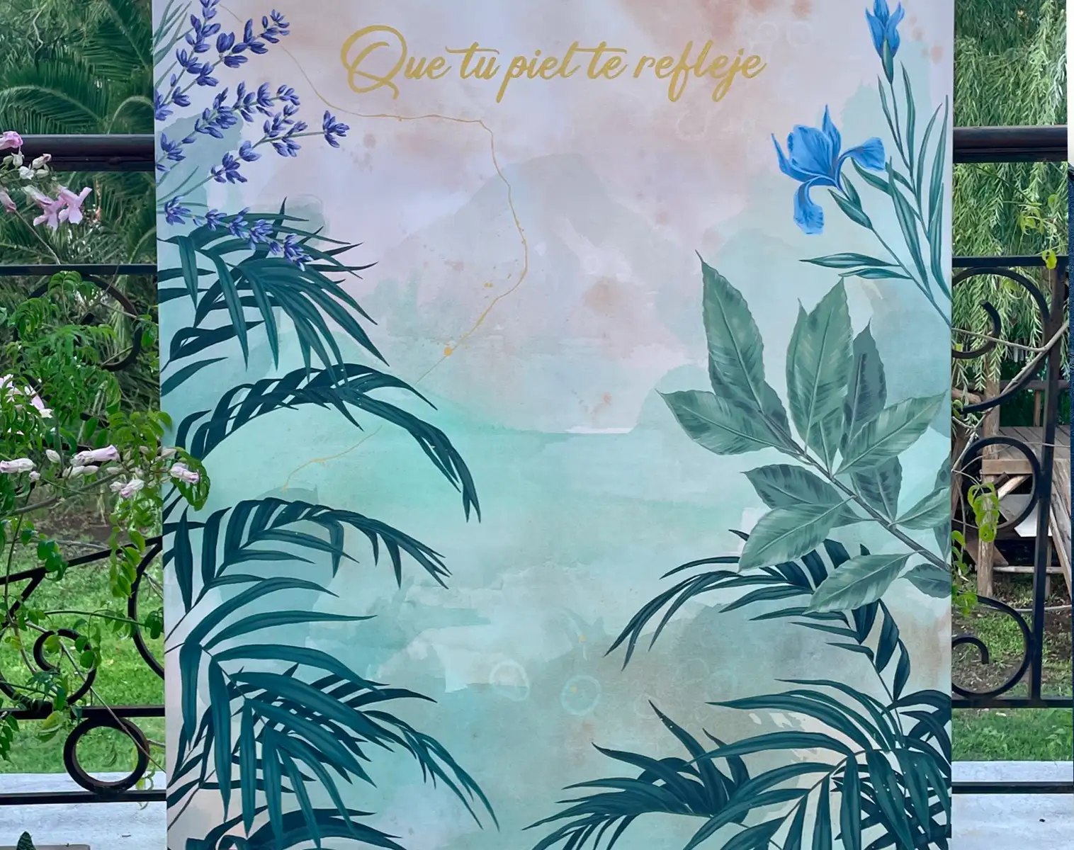 Detalle de ilustración botánica con flores y hojas pintadas a mano para local de cosméticos naturales en Moreno GBA
