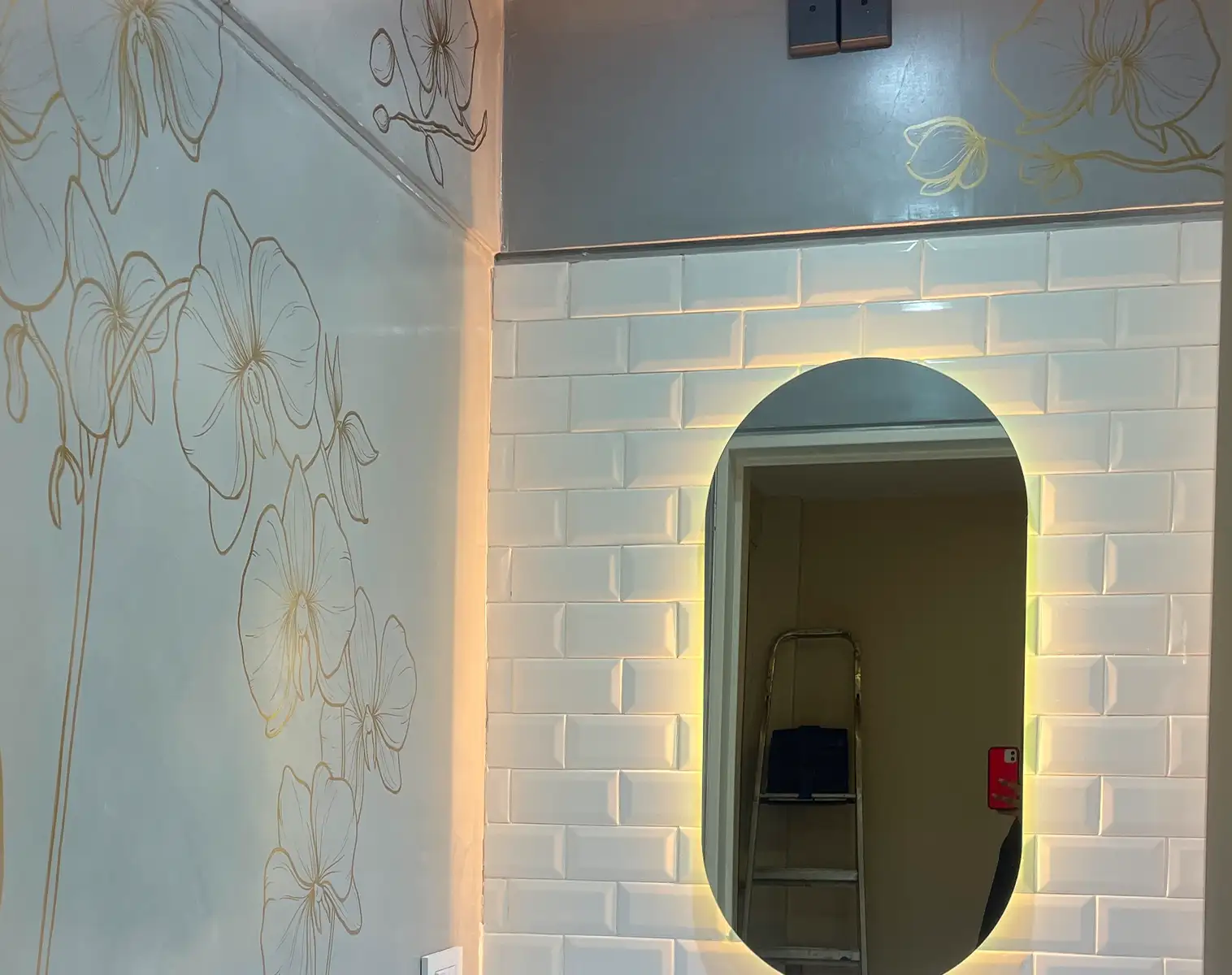 Mural botánico line art en oro pintado a mano en Joyería Ricciardi, Nordelta. Arte comercial de lujo para locales de Buenos Aires.