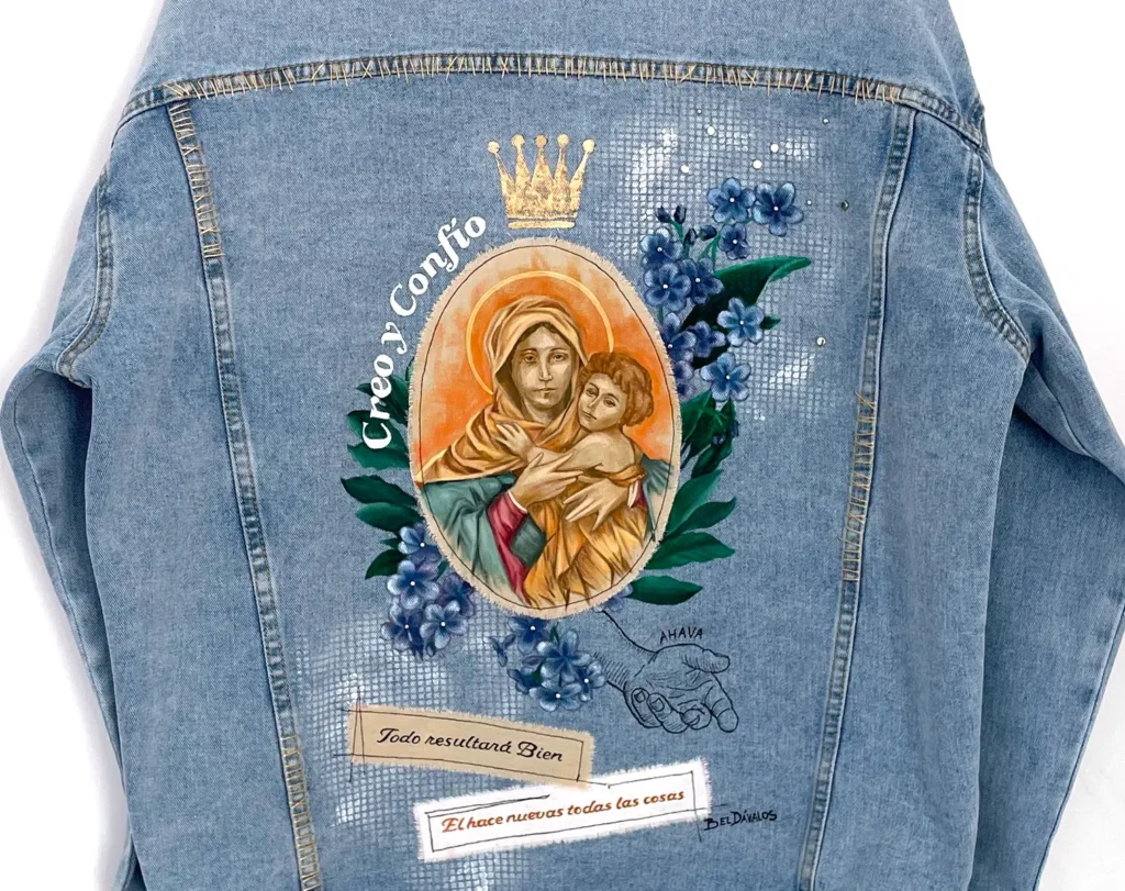 Campera de jean personalizada para Sil Barilli con Virgen de Schönstatt, flores y recuerdos familiares
