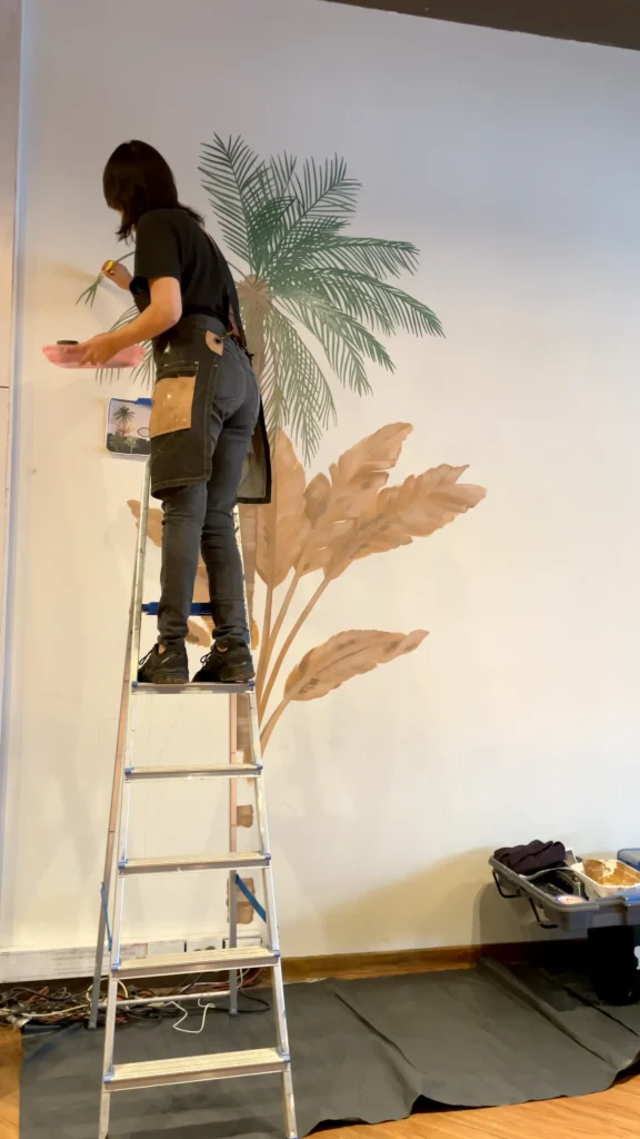 Bel Dávalos pintando el mural en Maridaje Canning