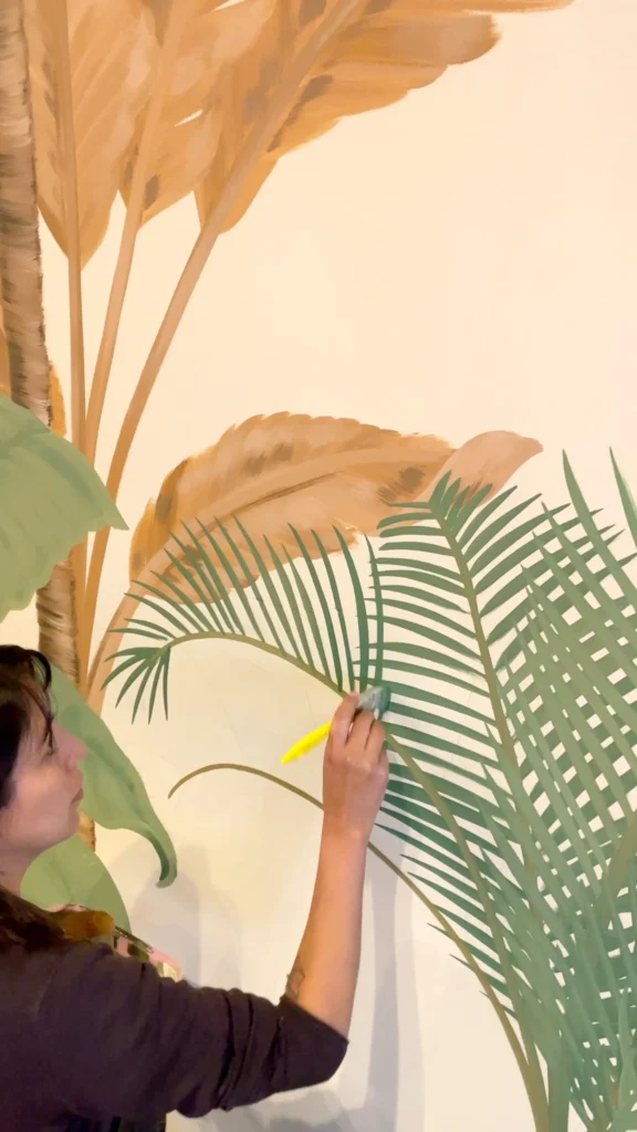 Detalle del proceso de pintura del mural gastronómico
